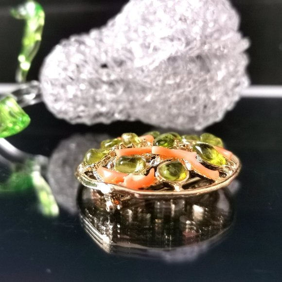 Vintage Faux Coral, Green Peridot Lucite Brooch Pin - Picture 4 of 5